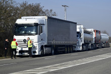 Odstavené kamióny. FOTO: TASR/Roman Hanc