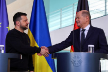 Nemecký kancelár Olaf Scholz a ukrajinský prezident Volodymyr Zelensky. FOTO: Reuters