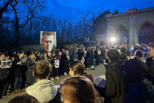 Ľudia sa zhromaždili pred Veľvyslanectvom Ruskej federácie v Prahe. FOTO: TASR/Barbora Vizváryová