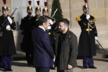 Francúzsky prezident Emmanuel Macron (vľavo) a ukrajinský prezident Volodymyr Zelenskyj. FOTO: TASR/AP

