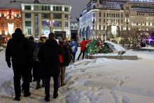Ľudia kladú kvety k pamätníku obetiam politických represií po smrti lídra ruskej opozície Alexeja Navaľného v Moskve. FOTO: Reuters