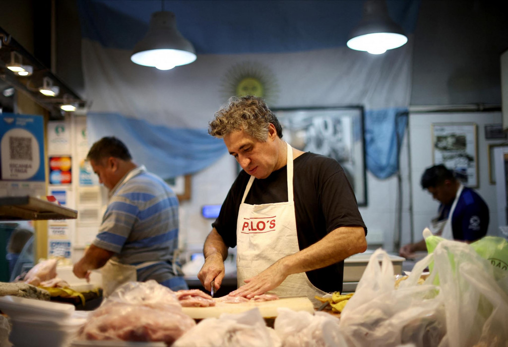 Mäso medziročne zdraželo. Je to priestor, aby sa na stoly Slovákov dostali tradičné národné jedlá obsahujúce najmä múku. FOTO: Reuters