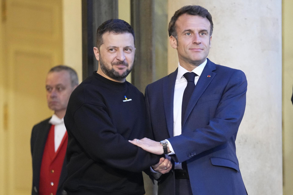 Francúzsky prezident Emmanuel Macron (vpravo) a ukrajinský prezident Volodymyr Zelenskyj. FOTO: TASR/AP

