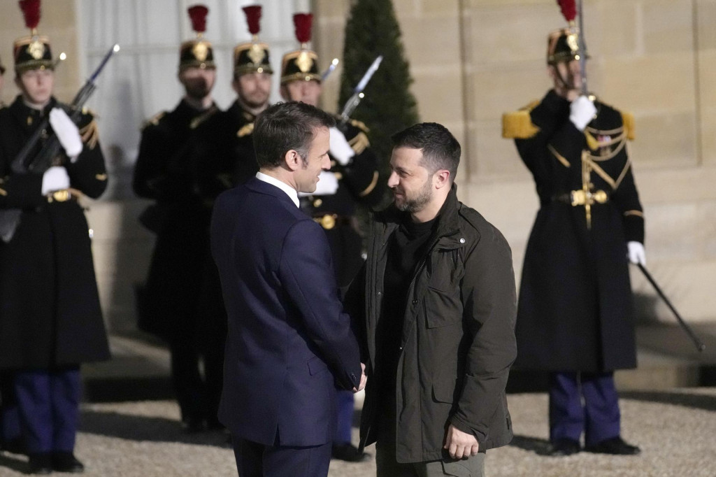 Francúzsky prezident Emmanuel Macron (vľavo) a ukrajinský prezident Volodymyr Zelenskyj. FOTO: TASR/AP

