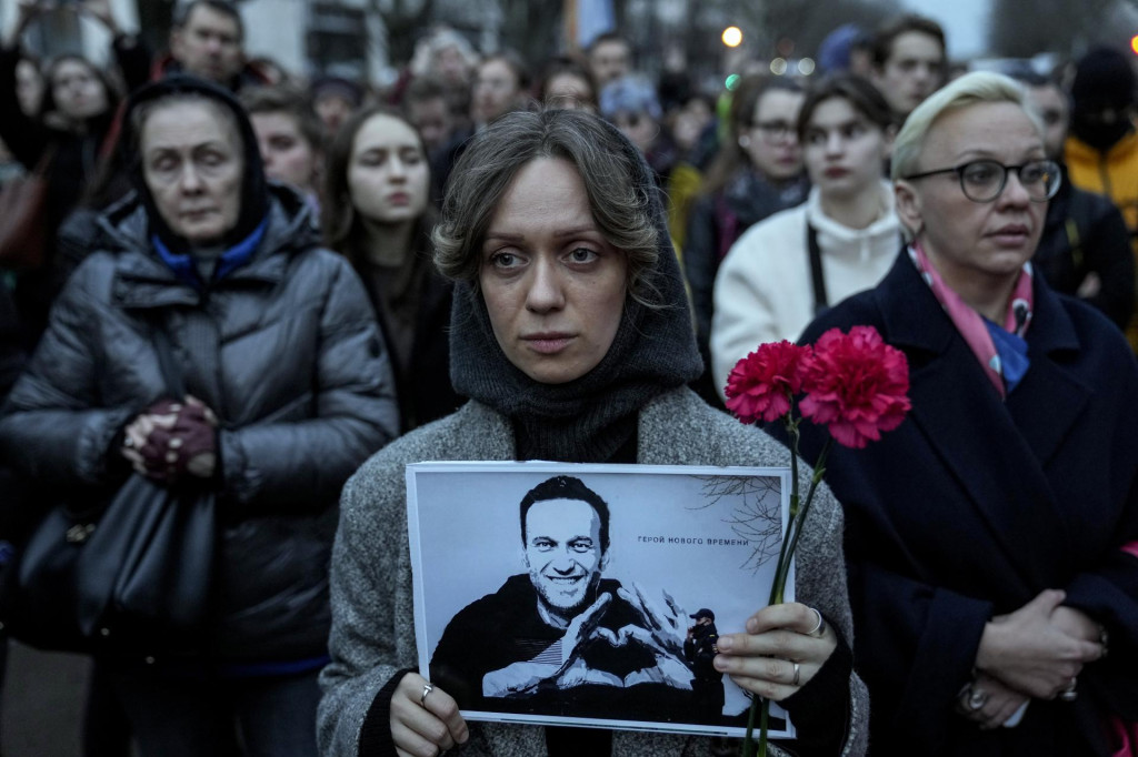 Demonštrantka drží portrét ruského opozičného politika Alexeja Navaľného počas protestu pred budovou ruského veľvyslanectva v Berlíne. FOTO: TASR/AP
