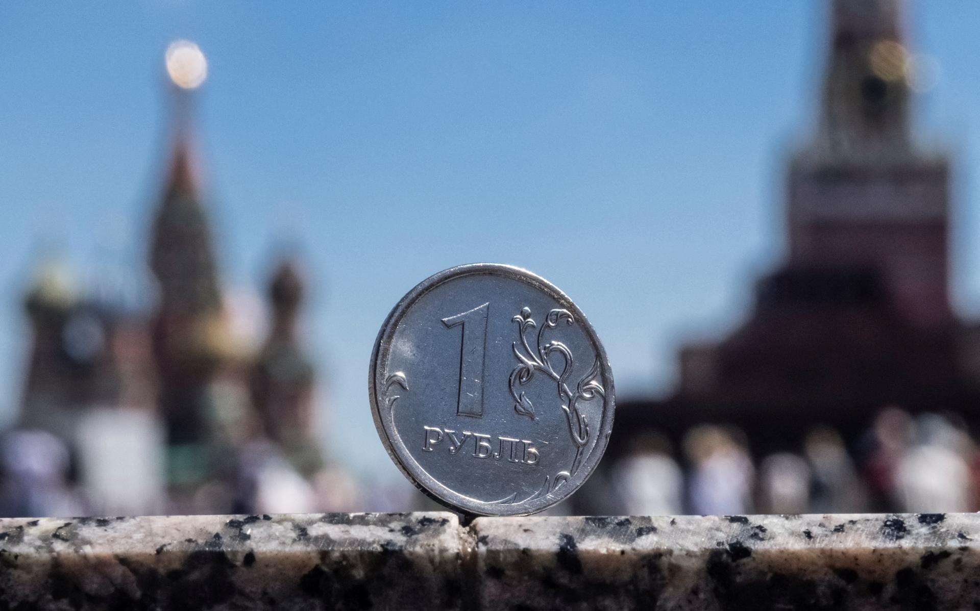 Rezervy Ruska klesajú, fiškálny vankúš má však na roky