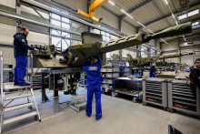 Zamestnanci pracujú na výrobnej linke zbrojárskeho koncernu  Rheinmetall v nemeckom Unterluess. FOTO: Reuters