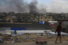 Izraelská armáda spustila útok na najväčšiu nemocnicu v meste Chán Júnis na juhu Pásma Gazy. FOTO: TASR/AP