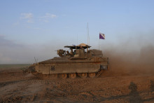 Izraelský tank sa pohybuje neďaleko hranice Izraela s pásmom Gazy, na juhu Izraela. FOTO: TASR/AP
