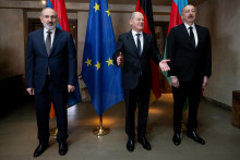Nemecký kancelár Olaf Scholz, arménsky premiér Nikol Pašinjan a azerbajdžanský prezident Ilham Alijev sa stretli na rokovaní počas Mníchovskej bezpečnostnej konferencie. FOTO: Reuters