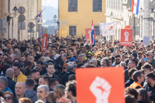 Protivládne zhromaždenie organizovanom opozíciou, ktorá požaduje okamžité voľby v Chorvátsku. FOTO: Reuters