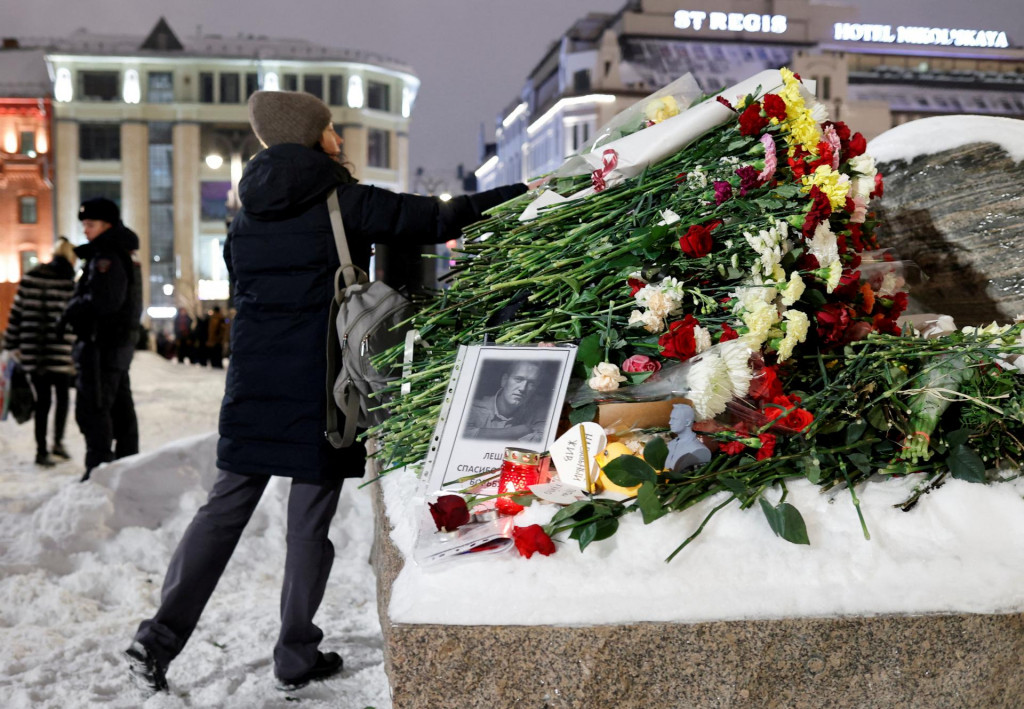 Ľudia kladú kvety k pamätníku obetiam politických represií v Moskve po smrti ruského opozičného lídra Alexeja Navaľného. FOTO: Reuters