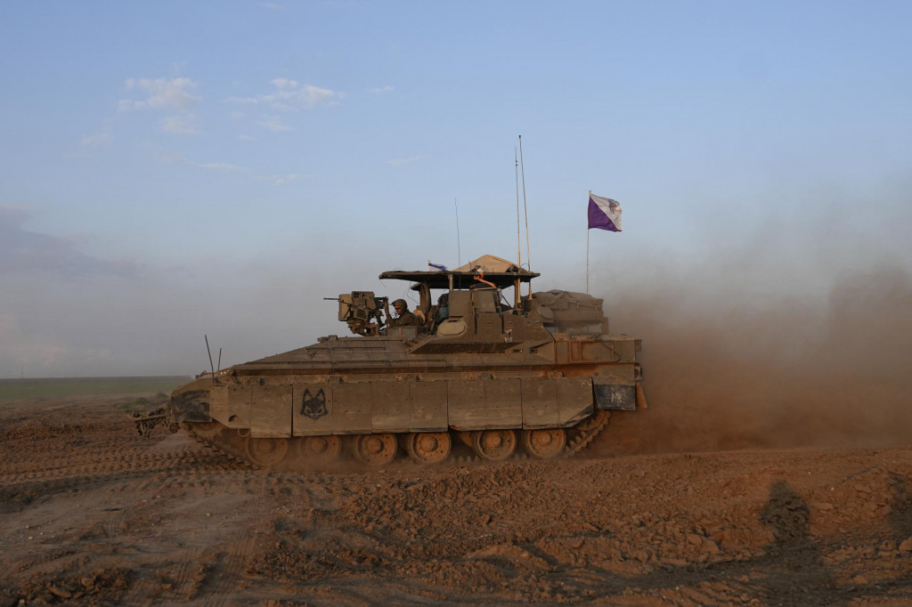 Izraelský tank sa pohybuje neďaleko hranice Izraela s pásmom Gazy, na juhu Izraela. FOTO: TASR/AP