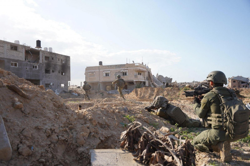 Izraelskí vojaci operujú v Pásme Gazy uprostred prebiehajúceho konfliktu medzi Izraelom a palestínskou islamistickou skupinou Hamas. FOTO: Reuters