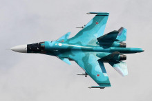 Dvojmiestny st&iacute;hac&iacute; bombard&eacute;r Suchoj Su-34 VVS Ruskej feder&aacute;cie počas letu. FOTO: Wikimedia Commons