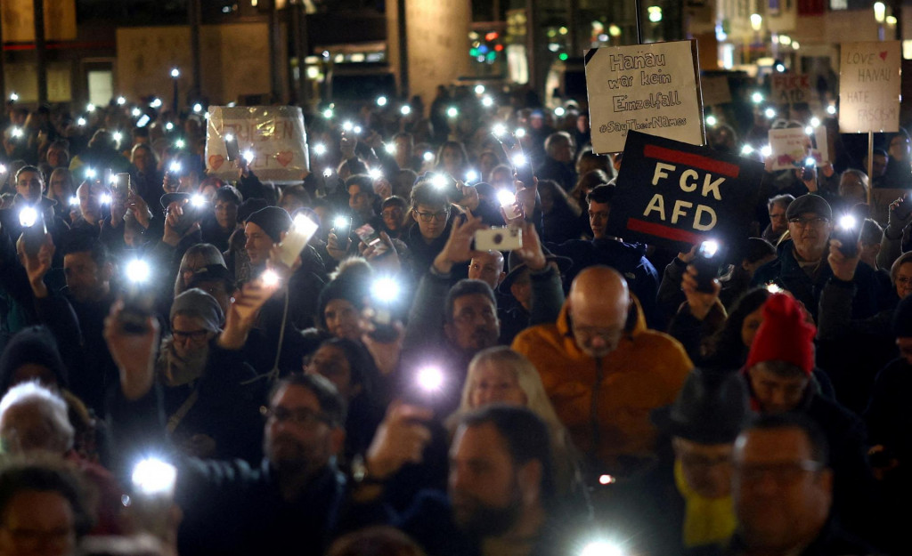 Účastníci demonštrácie proti krajnej pravici v Nemecku. Vzostup AfD sa aj vďaka podobným akciám zastavil. FOTO: Reuters