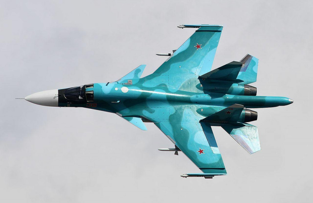 Dvojmiestny stíhací bombardér Suchoj Su-34 VVS Ruskej federácie počas letu. FOTO: Wikimedia Commons