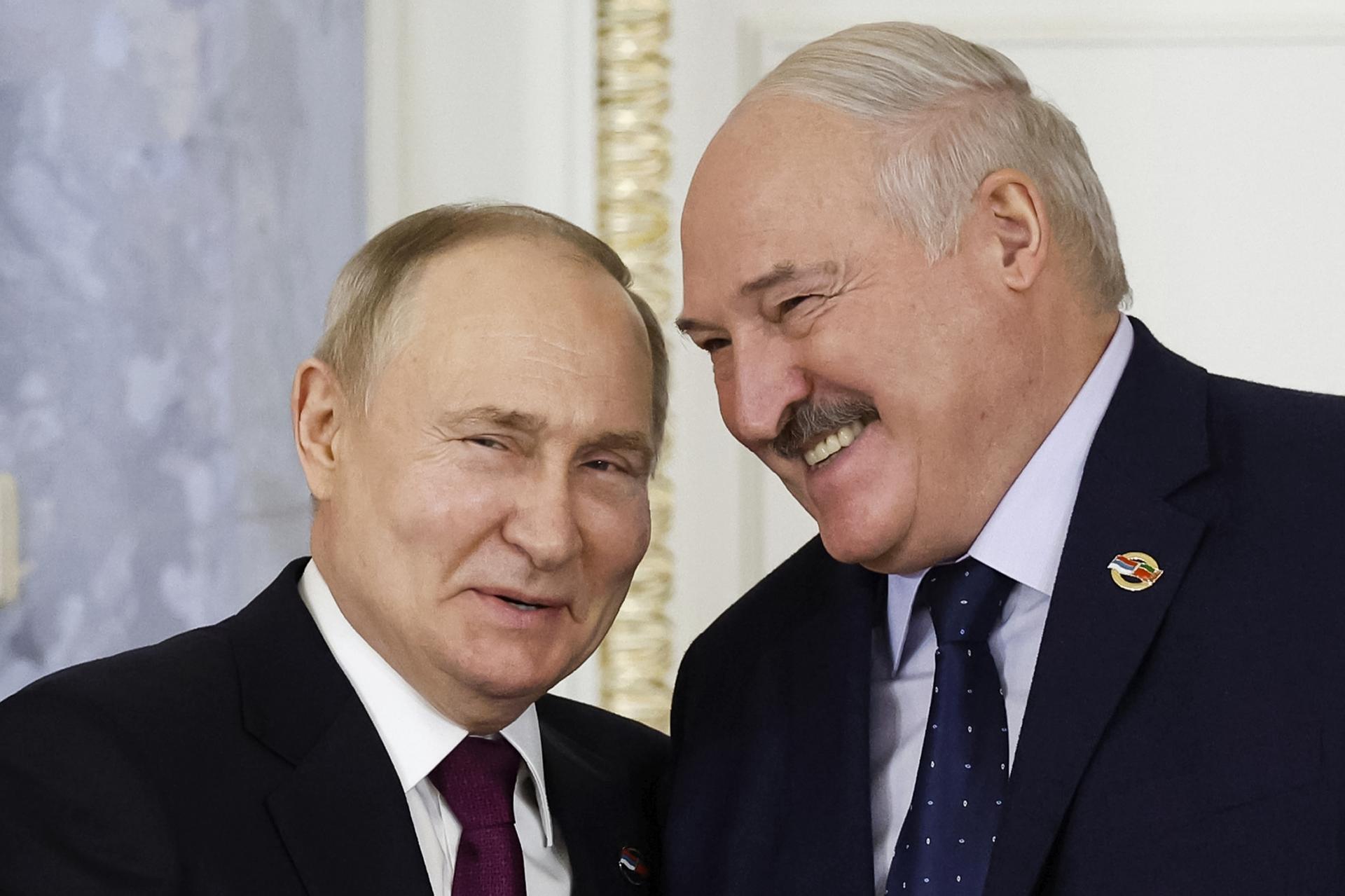 KOMENTÁR: Putin to dáva na Lukašenka