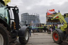 Farmári sa zhromažďujú pred budovou Európskeho parlamentu počas protestu v Štrasburgu 6. februára 2024. FOTO: TASR/AP