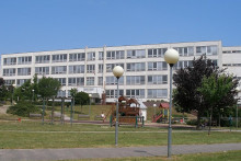 Základná škola Alexandra Dubčeka v Karlovej Vsi. FOTO: wikipedia.org