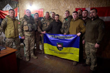 Ukrajinský prezident Volodymyr Zelenskyj s ukrajinskými vojakmi pri návšteve ich pozície v prvej línii neďaleko mesta Kupjansk. FOTO: Reuters