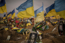 Fotografia ukrjainského vojaka sa nachádza na jeho hrobe na cintoríne v meste Charkov na severovýchode Ukrajiny