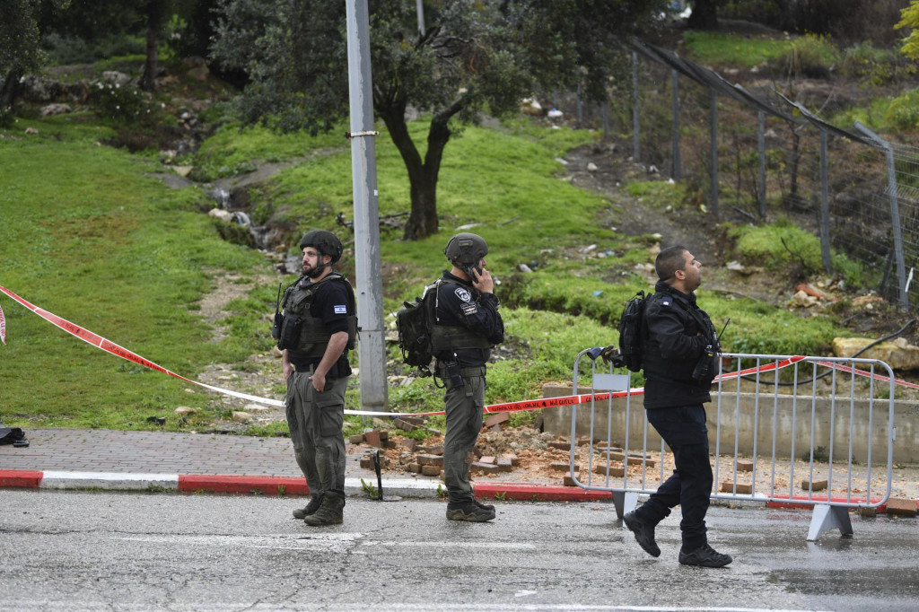 Príslušníci izraelských bezpečnostných síl skúmajú miesto zasiahnuté raketou vystrelenou z Libanonu v meste Safed, na severe Izraela 14. februára 2024. FOTO: TASR/AP