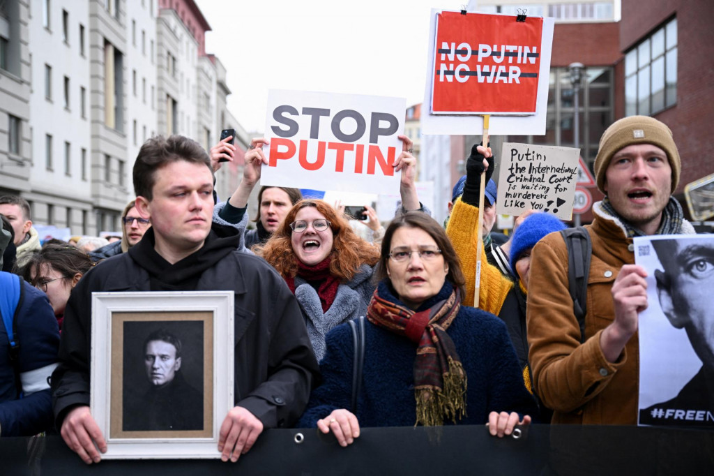 Ľudia držia transparenty na proteste po smrti lídra ruskej opozície Alexeja Navaľného v Berlíne. FOTO: Reuters