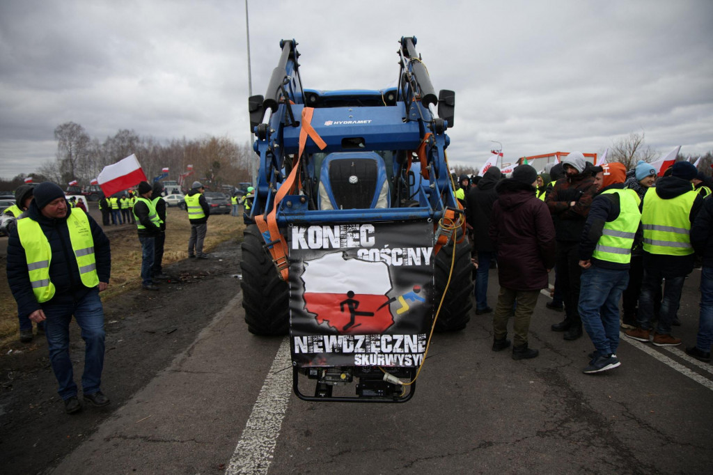 Protestujúci poľskí farmári v blízkosti poľského ukrajinského hraničného priechodu v Dorohusku. FOTO: Reuters