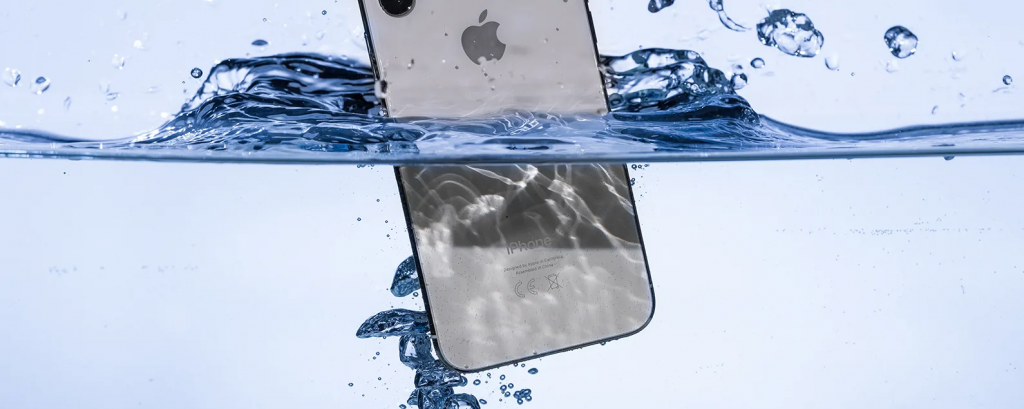 Vieš čo máš robiť, keď ti spadne iPhone do vody?