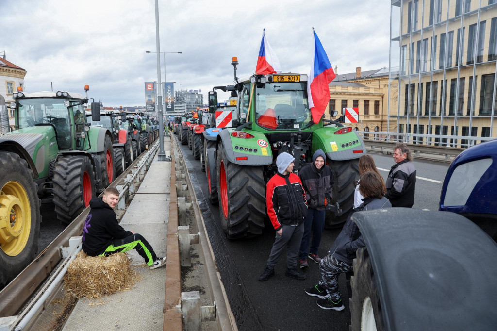 Farmári protestu proti v Prahe. FOTO: Reuters