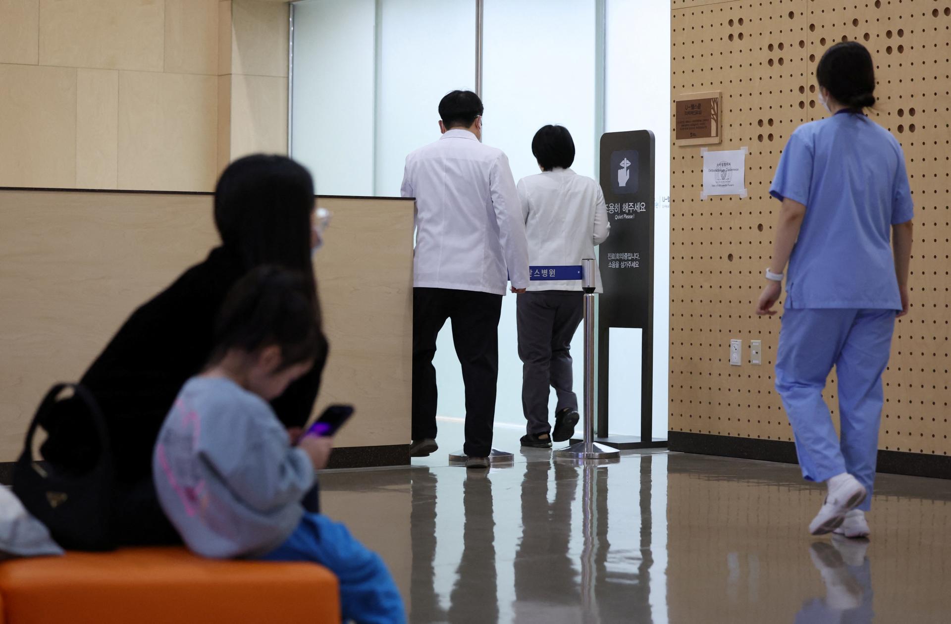 Do štrajku proti vládnym reformám vstúpili tisíce juhokórejských lekárov