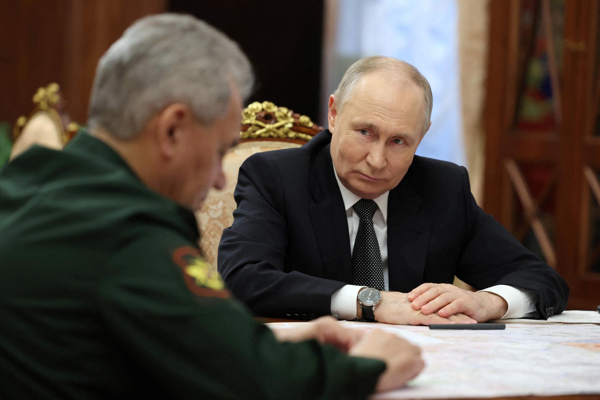 Šojgu priniesol Putinovi dobré správy. Ruské jednotky dobyli späť Krynky na brehu Dnepra, oznámil prezidentovi