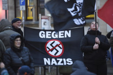 Ľudia protestujú počas demonštrácie proti AfD a pravicovému extrémizmu v nemeckom Gustrowe. FOTO: TASR/DPA