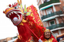 Číňania oslavujú príchod lunárneho nového roka. Rok 2024 je rokom Draka. FOTO: REUTERS