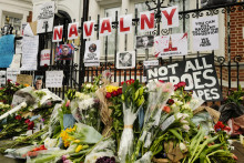 Kvety, fotografie, kondolencie a sviečky na pamiatku a poctu Alexejovi Navaľnému pred ruským veľvyslanectvom v Londýne, v sobotu 17. februára 2024. FOTO: TASR/AP
