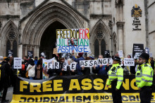 Priaznivci zakladateľa WikiLeaks Juliana Assangea stoja pred najvyšším súdom v Londýn v deň, keď sa Assange odvolá proti svojmu vydaniu do Spojených štátov. FOTO: Reuters