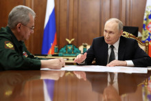 Russia‘s President Vladimir Putin meets with Defence Minister Sergei Shoigu in Moscow, Russia February 20, 2024. Sputnik/Alexander Kazakov/Pool via REUTERS ATTENTION EDITORS - THIS IMAGE WAS PROVIDED BY A THIRD PARTY. FOTO: Sputnik