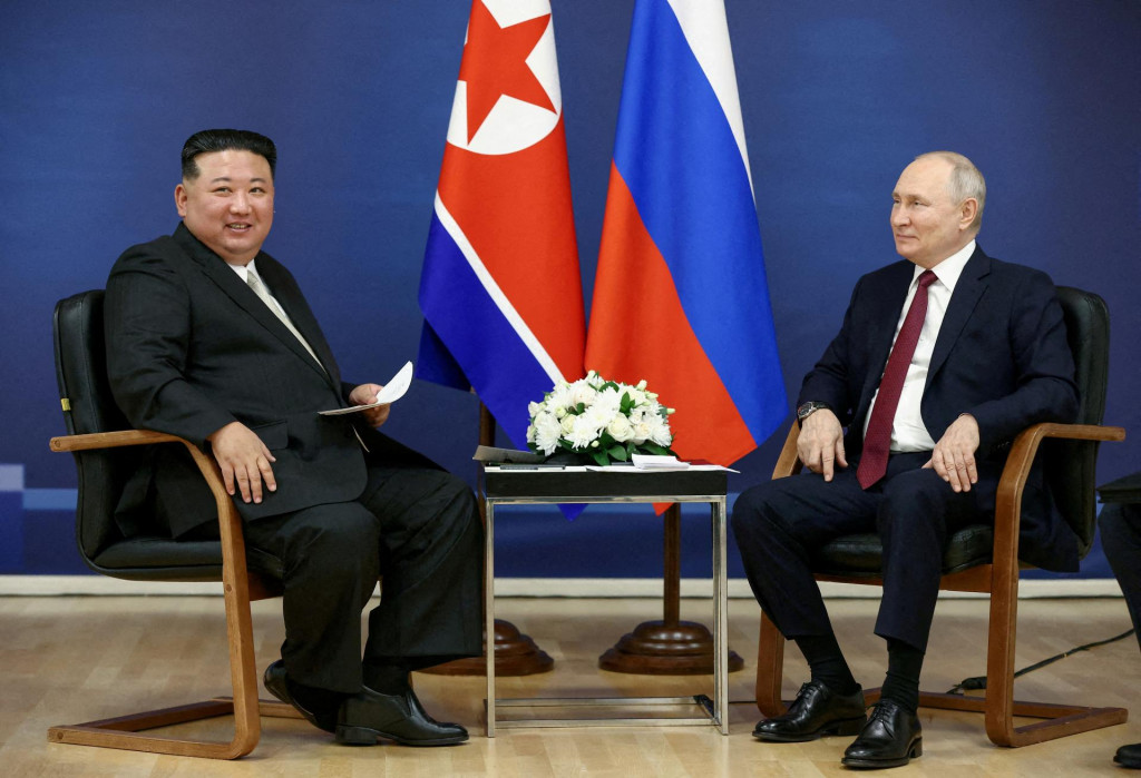 Ruský prezident Vladimir Putin a severokórejský vodca Kim Čong-un počas stretnutia na kozmodróme Vostočnyj. FOTO: Reuters