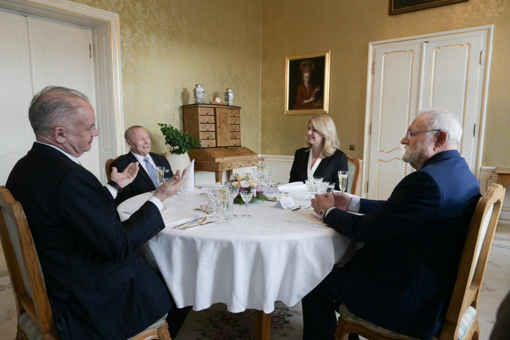 Prezidentka Zuzana Čaputová počas spoločného obedu s Rudolfom Schusterom, Andrejom Kiskom a Ivanom Gašparovičom.
FOTO: TASR/Pavel Neubauer