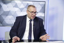 Ombudsman Róbert Dobrovodský hovorí aj o zásadných pochybeniach Sociálnej poisťovne a o premlčacích lehotách pri násilných trestných činoch, ako je aj znásilnenie. FOTO: HN/Marek Daňo