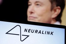Elon Musk a logo spoločnosti Neuralink