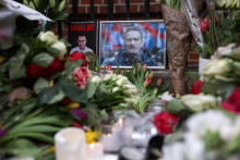 Pred ruským veľvyslanectvom v Londýne si ľudia uctievali ruského opozičného vodcu Alexeja Navaľného. FOTO: Reuters