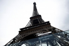 Na tabuli visí nápis ”Z dôvodu štrajku je Eiffelova veža zatvorená. Ospravedlňujeme sa”. FOTO: Reuters