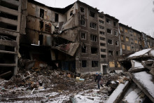 Obytných bloky, ktoré boli zničené pri ruskom raketovom útoku v Selydove pri Avdjivke. FOTO: Reuters