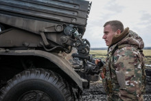 Ukrajinský vojak sa pripravuje na odpálenie viacnásobného odpaľovacieho raketového systému BM-21 Grad na ruské jednotky v Doneckej oblasti. FOTO: Reuters
​