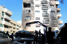 Poškodená obytná budova po tom, čo ju podľa správ sýrskych štátnych médií zasiahlo niekoľko izraelských rakiet vo štvrti Kfar Súsa v sýrskom meste Damask. FOTO: Reuters