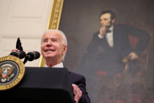 Americký prezident Joe Biden pred portrétom Abrahma Lincolna v pracovni Bieleho domu. FOTO: Reuters