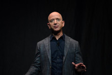 Jeff Bezos na konferencii prezentuje plány svojho vesmírneho projektu Blue Origin. FOTO: Reuters