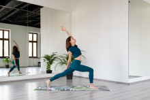 Opustila pohodlný svet marketingu a fulltime sa venuje joge. Mojmíra vyvracia mýty o cvičení, o ktorým si mnohí myslia, že je len meditačné.